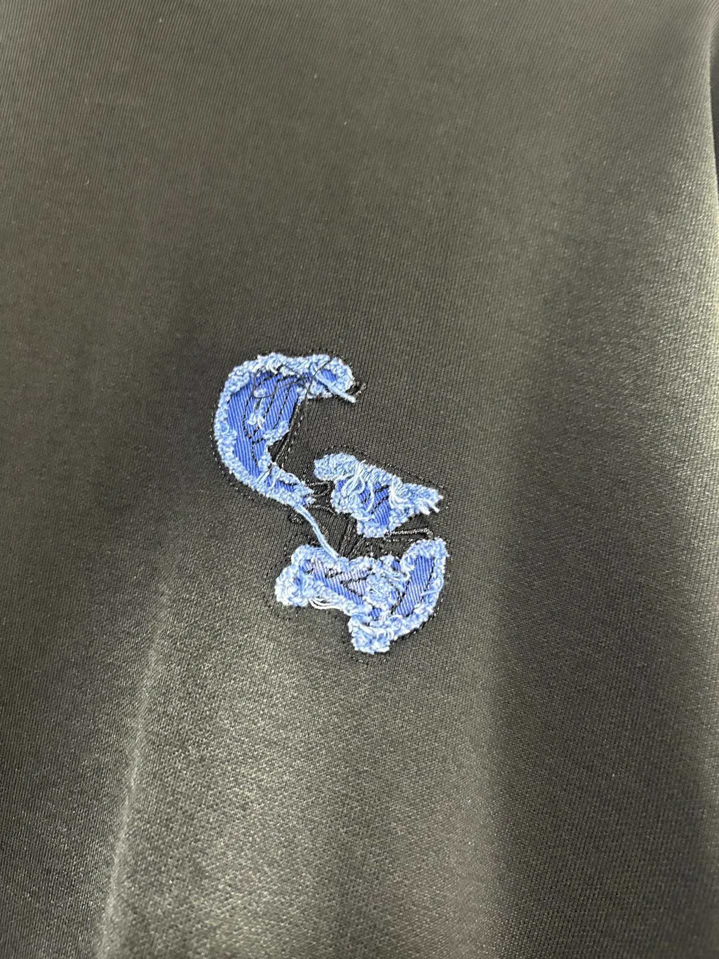 P310 𝗖𝗵𝗿𝗼𝗺𝗲 𝗛𝗲𝗮𝗿𝘁𝘀/Cro Heart 2025 Cross Patch Embroidery Summer New Original Single Counter American Acid Washed Distressed Laser Burnt Patch Embroidery Couple Casual Hooded Sweatshirt 👑The highest version! Customized fabric 440g tripe terry fabric! American acid-washed and distressed original fabric laser burnt ✟appliqué embroidery and exquisite embroidery of letters! The best-selling model at the counter. It is very comfortable to wear. It is low-key yet luxurious. It is very classy when worn. The large size and tailoring are needless to say. The upper body is exquisite and vivid. 👍High-end first-class materials. A truly palace-level product. The cotton from Turkey is of outstanding quality. After heavy washing, the clothes are very soft! Not picky, the upper body is absolutely stylish and extremely luxurious. Auxiliary materials: The original model has been authenticated and labeled ➕100% silk washed with water label. Genuine purchase-grade original hangtag➕matching hanging rope➕3D hanging beads➕original packaging bag. Craftsmanship: The original version has consistent wiring! The highest version of the armhole matching technique! Countless times of pattern making to 100% restore the original appearance! The correct version is the same for men and women, super eye-catching, super good-looking, and super atmospheric! Color: White Black Royal Blue Size, XS S M L